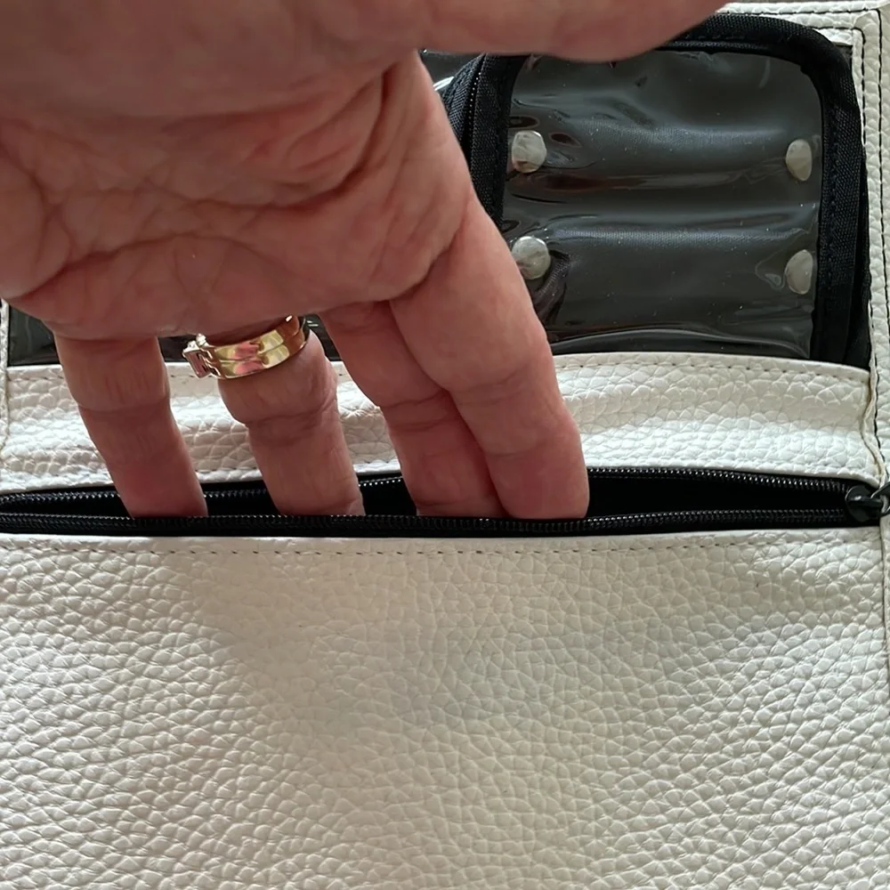 TRAVEL JEWELRY CASE /ORGANIZER, CREAM WITH SILVERTONE HARDWARE EXPANDABLE